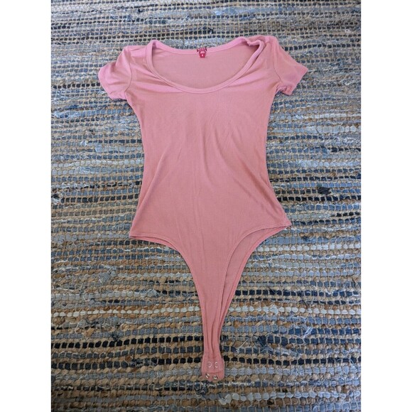GUESS Powder Pink Round Neck Bodysuit M S/S Snap Closure Ribbed Logo Girlhoodcor - Picture 2 of 7